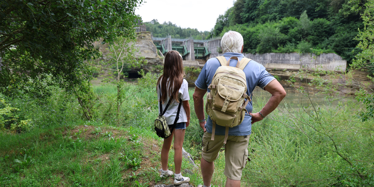 Petite fille et son Grand-Père devant le barrage de la Maigrauge à Fribourg