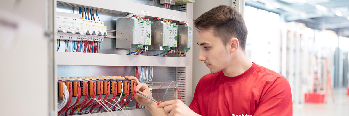 électricien installe un tableau électrique