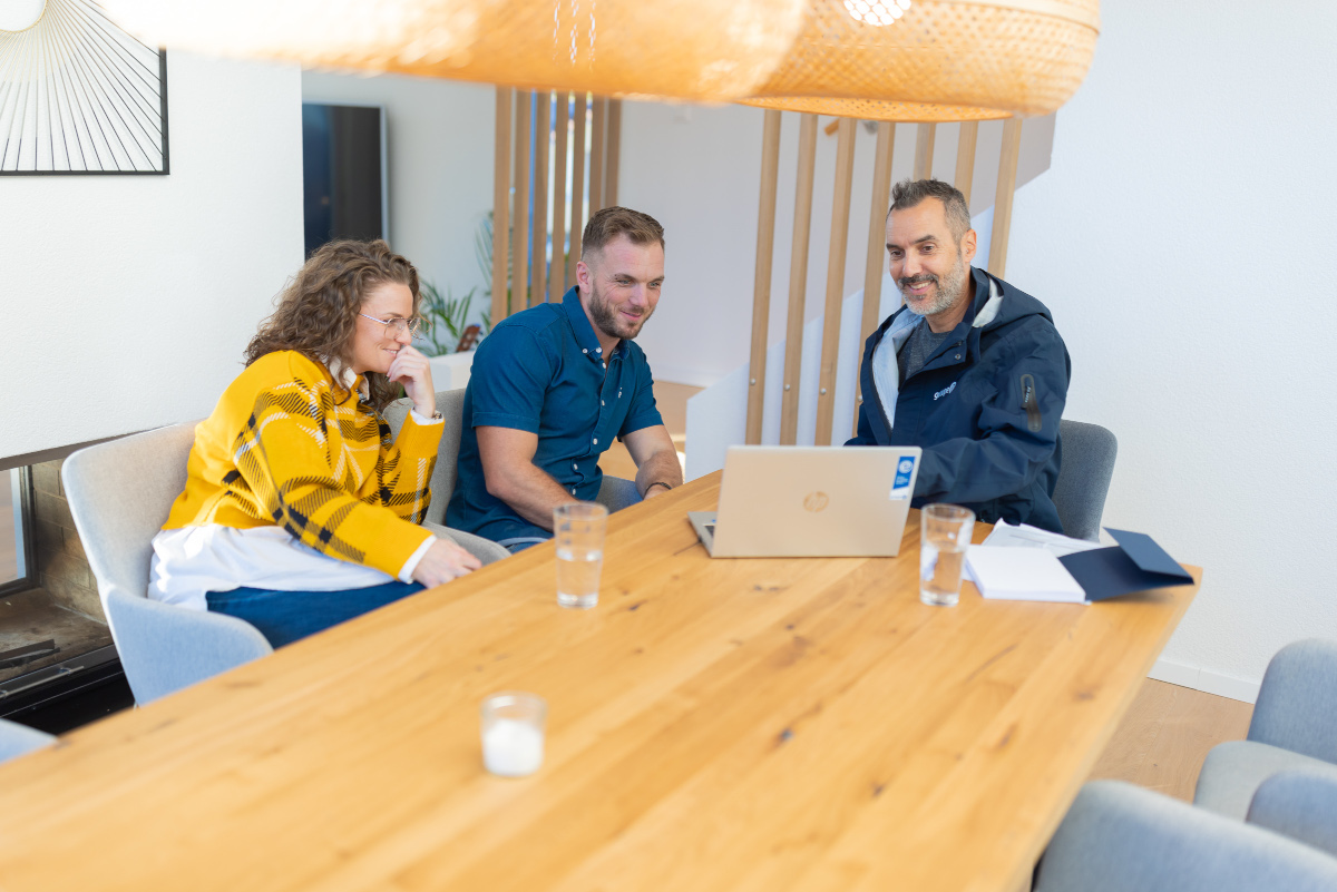 couple heureux de recevoir des super conseils