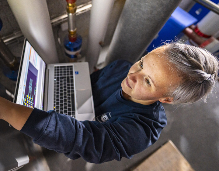 collaborateur Groupe E qui pilote l'automation énergétique