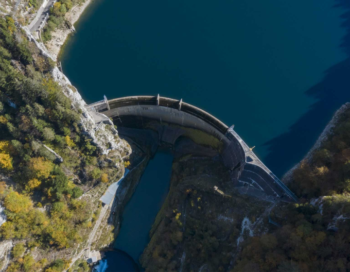 vue aérienne du barrage Le Châtelot, exploité par Groupe E