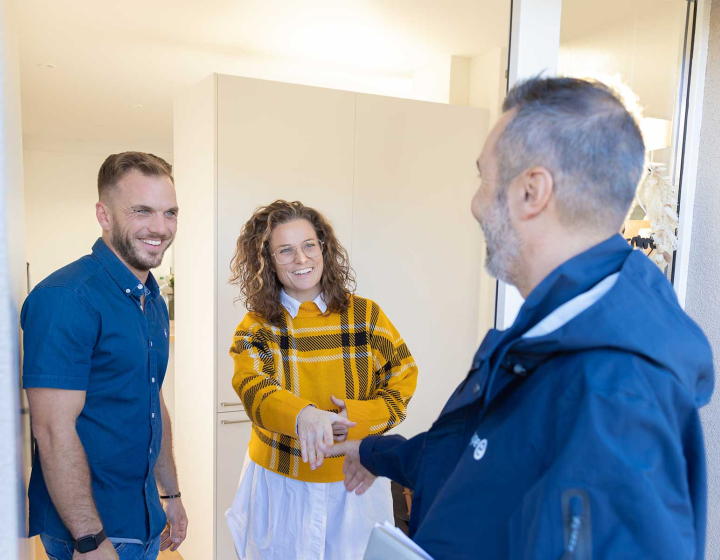 Un collaborateur de Groupe E, sur le pas-de-porte des clients