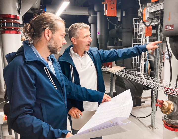 Energieeffizienz mit zwei Mitarbeiter von Groupe E