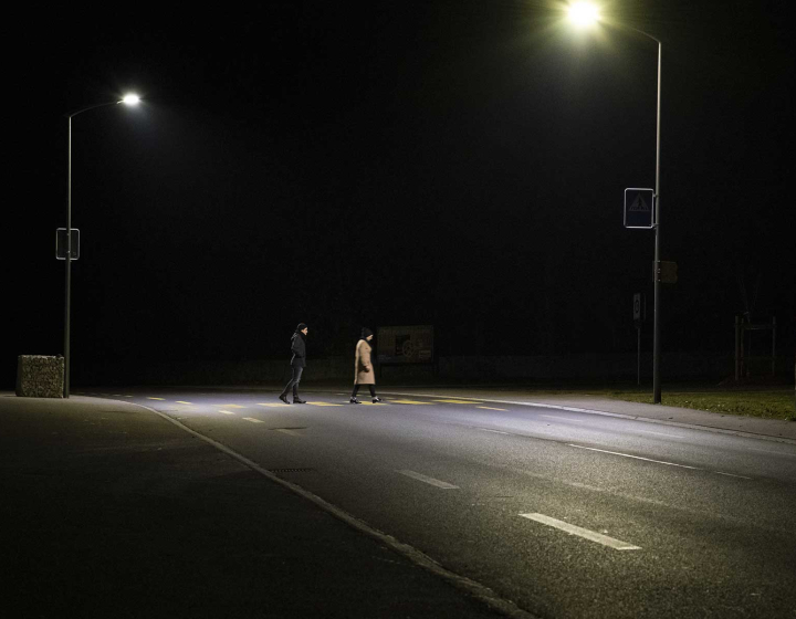 Personnes traversant un passage piéton de nuit
