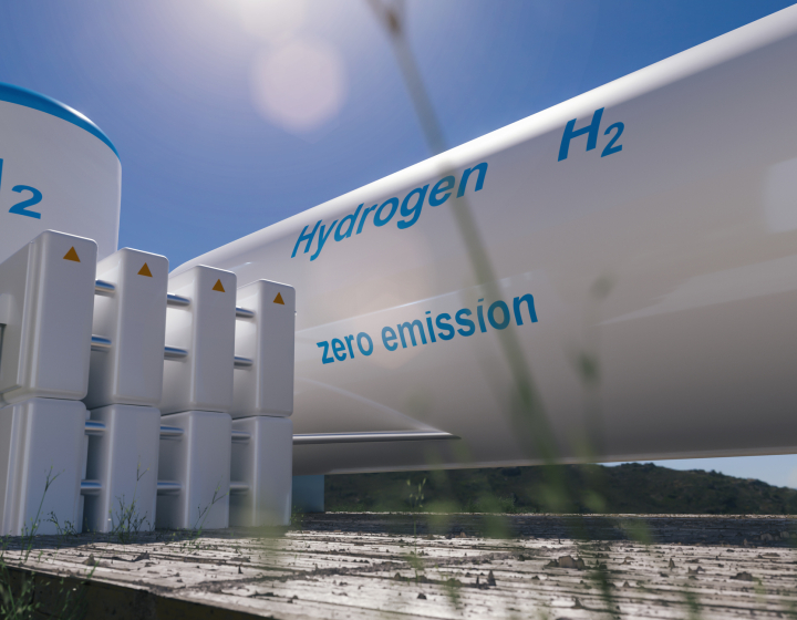 Réservoir d'hydrogène portant les inscriptions "Hydrogen" et "zero emission" dans un environnement ensoleillé, symbolisant une énergie propre et durable. Cette installation illustre le potentiel de l'hydrogène comme solution énergétique respectueuse de l'environnement, un domaine dans lequel Groupe E pourrait jouer un rôle.