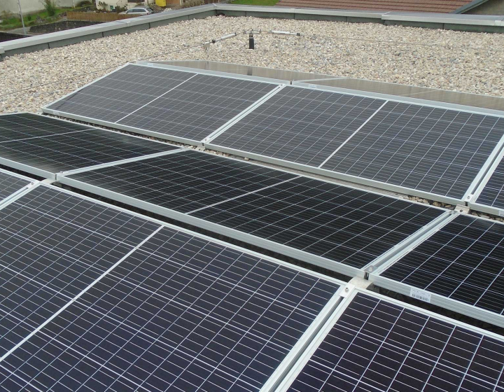 Panneaux solaires installés par Groupe E sur la toiture d'un immeuble
