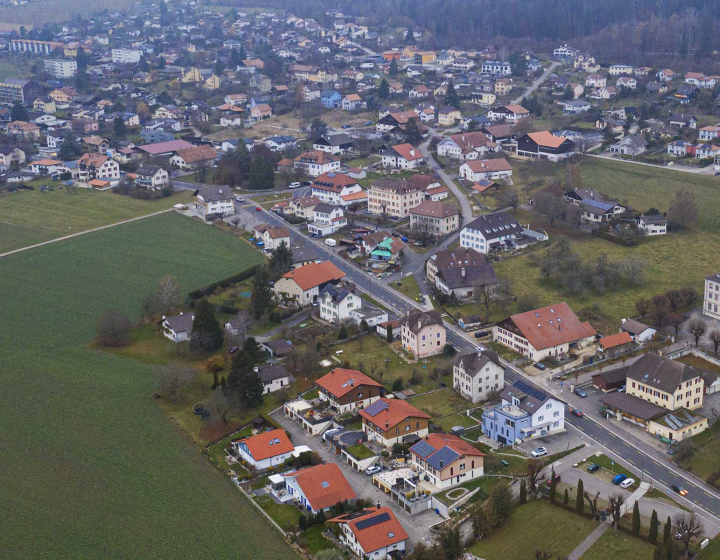 Vue aérienne du village de de Chézard