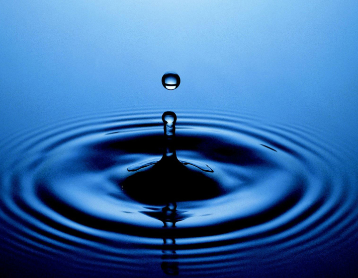 Une goutte d'eau tombe dans une étendue d'eau