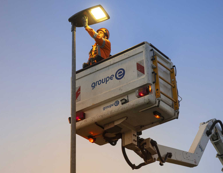 Un électricien de réseau de Groupe E s'occupe de l'éclairage public