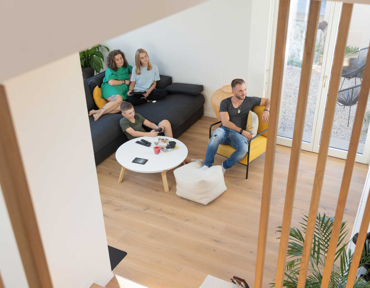 une famille confortablement installée sur son canapé