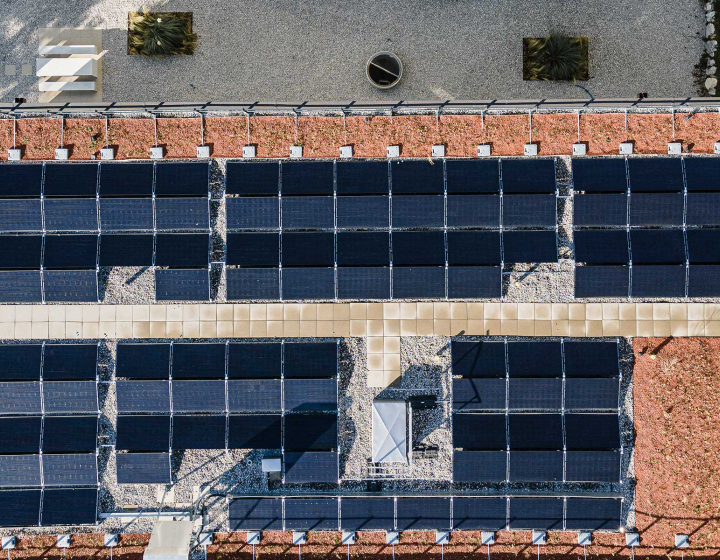 Une vue aérienne d'une installation photovoltaïque réalisée par Groupe E