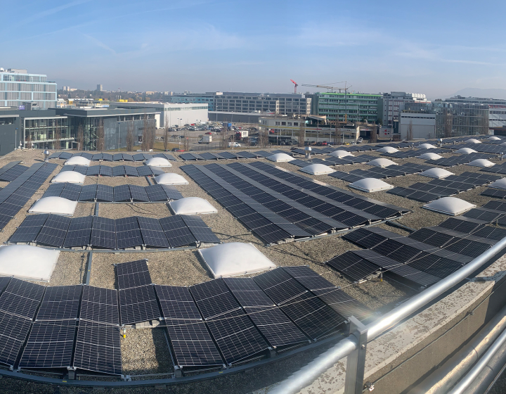 Une installation solaire sur le toit d'une entreprise