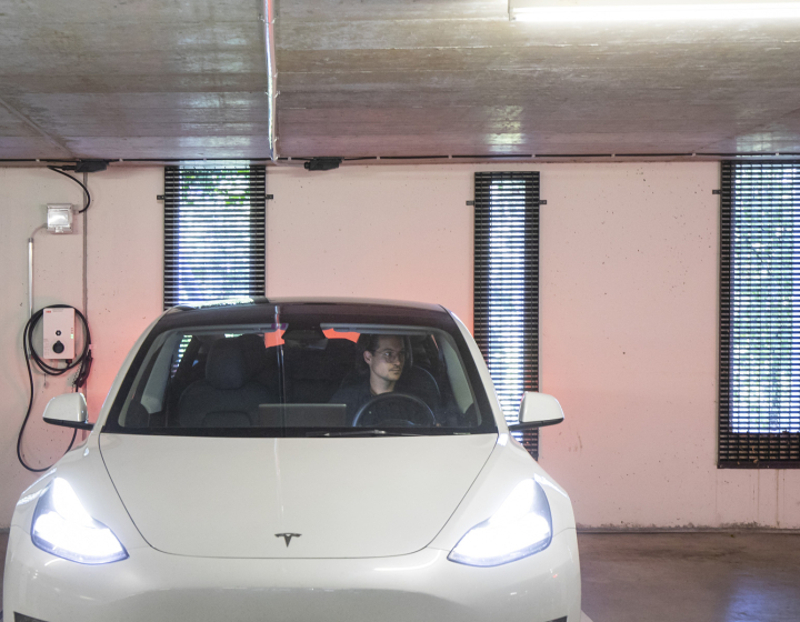 Recharger sa voiture électrique dans un parking équipé de bornes