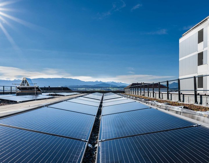 Installation solaire sur le toit d'une entreprise à Fribourg