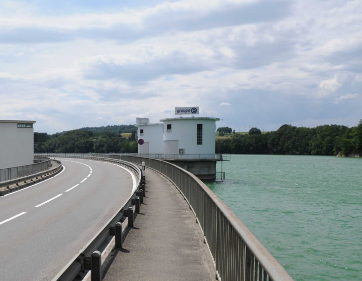 Le barrage de Schiffenen, exploité par Groupe E et photographié depuis la route