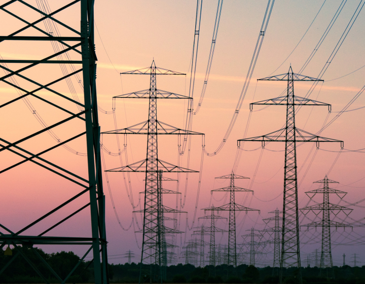 Des pylônes électriques d'un réseau à haute tension.