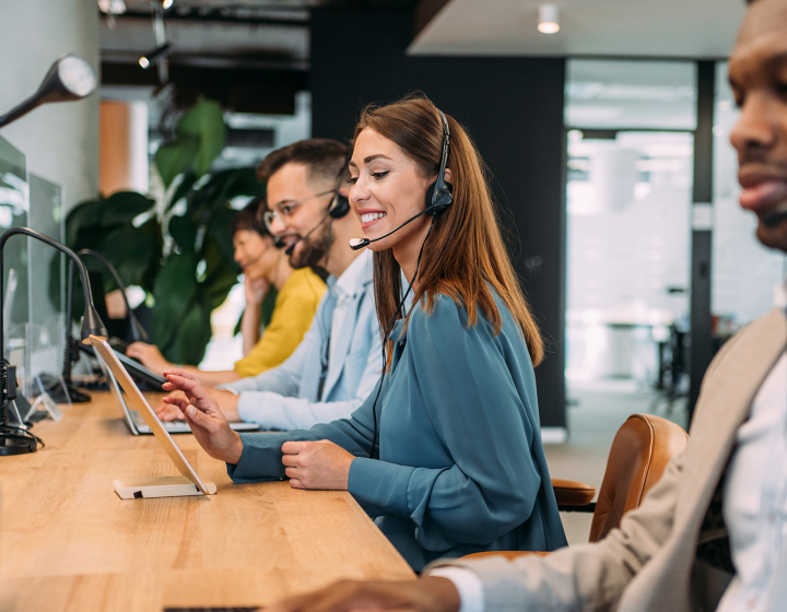 une équipe de collaborateurs au téléphone