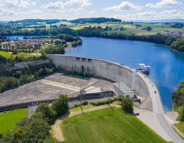 Luftaufnahme der Staumauer von Schiffenen