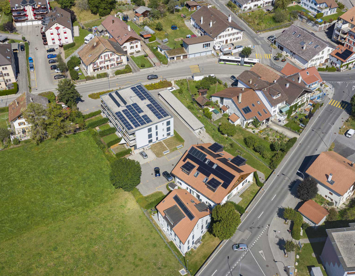 Une solution d’autoconsommation collective promue par Groupe E, en lien avec leur produit Smart Solar, conçu pour optimiser l’utilisation d’énergie solaire par les privés.