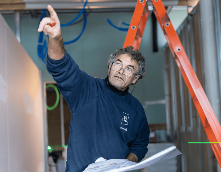 Photo d'un technicien tenant un plan