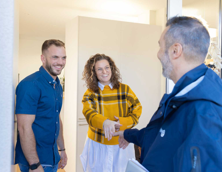 Un collaborateur de Groupe E arrive chez des clients.