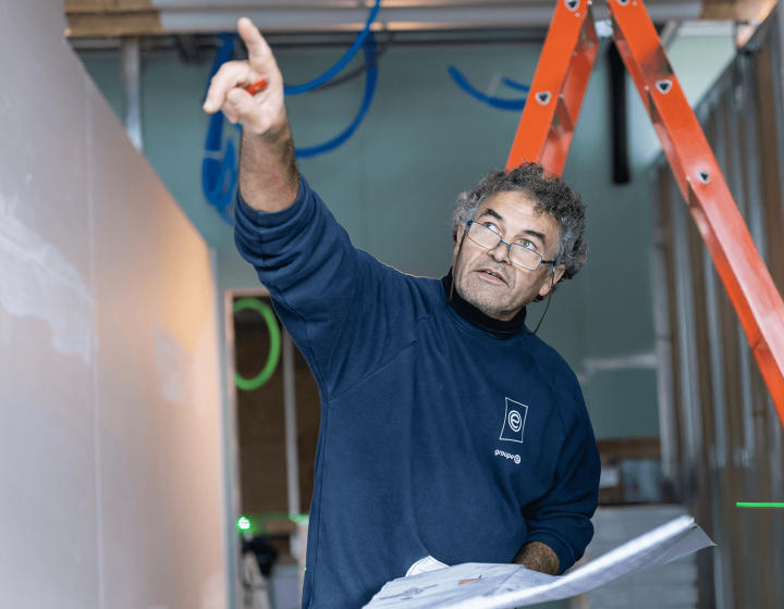 Technicien tenant un plan