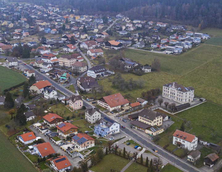 Luftaufnahme des Dorfes Chézard