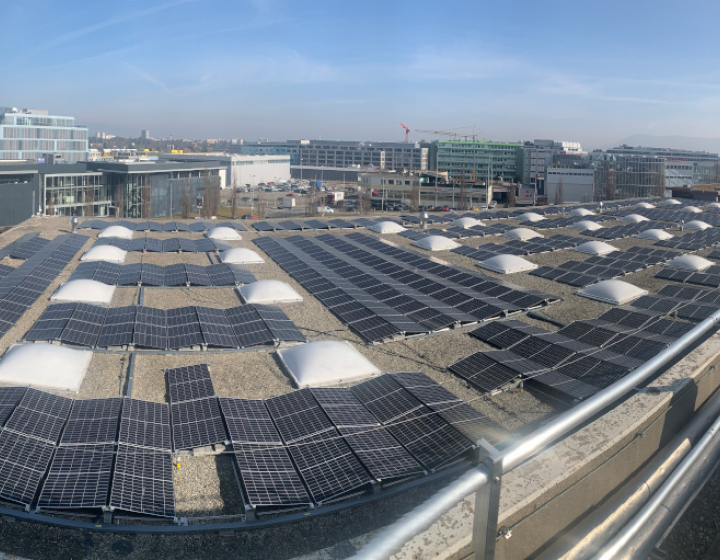 Photovoltaik-Dach der Piaget-Anlage, installiert von Groupe E