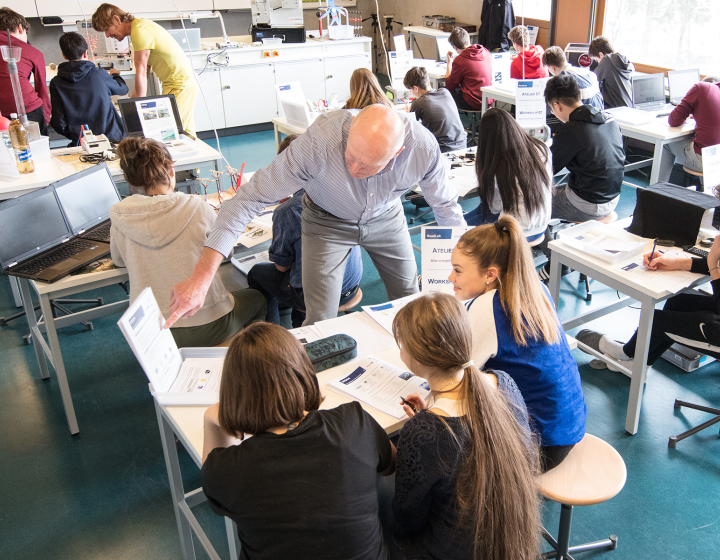 Une classe réalise des expériences pour se familiariser avec l'électricité