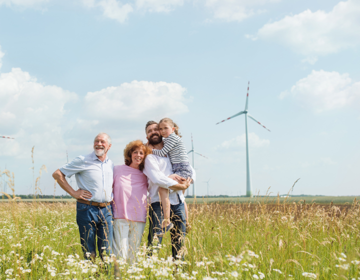 Une famille avec des éoliennes en fond