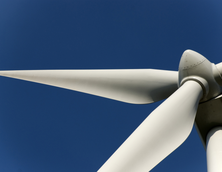 Gros plan sur les pâles d'une éolienne