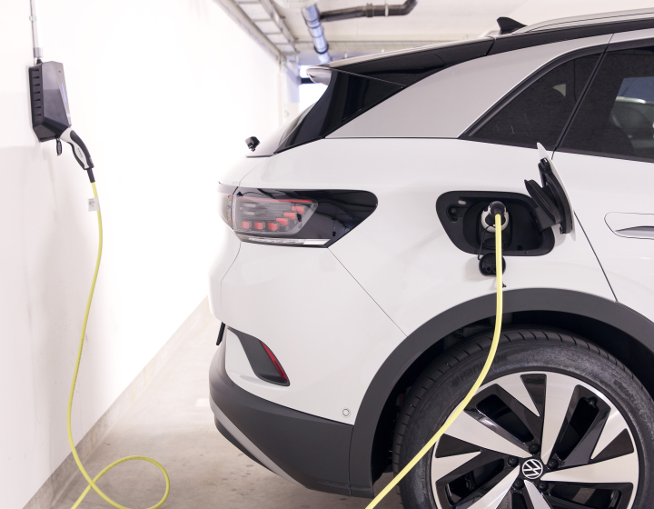 Photo d'une voiture électrique qui charge