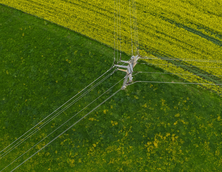 Photo avec une vue aérienne sur une ligne haute tension