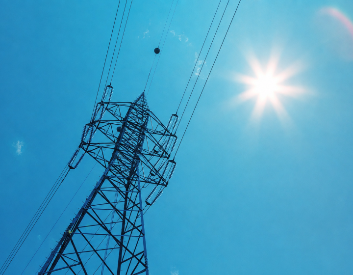 Photo d'une antenne électrique avec du soleil