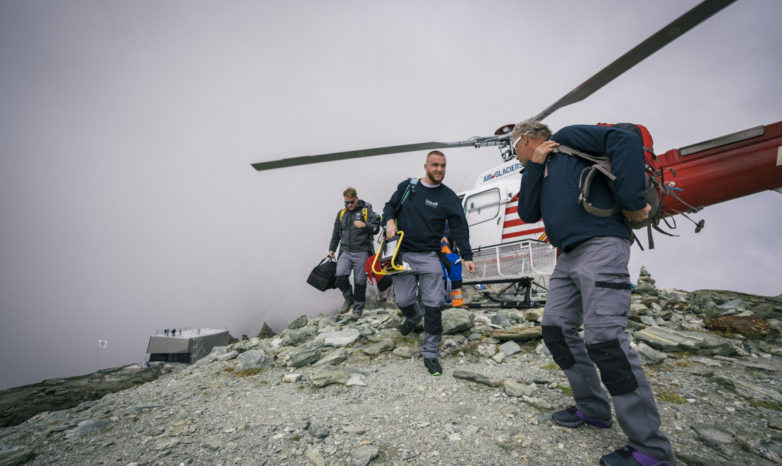 Arrivée en hélicoptère des collaborateurs de Groupe E