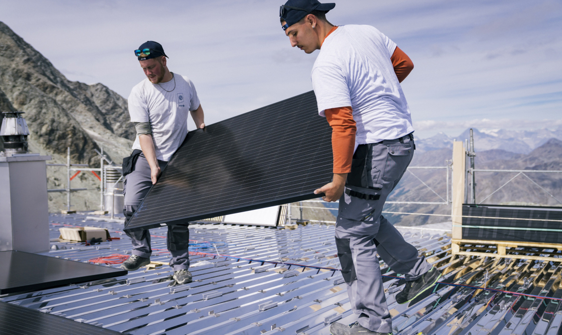 Installation des panneaux solaires à la cabane de Tracuit  par Groupe E