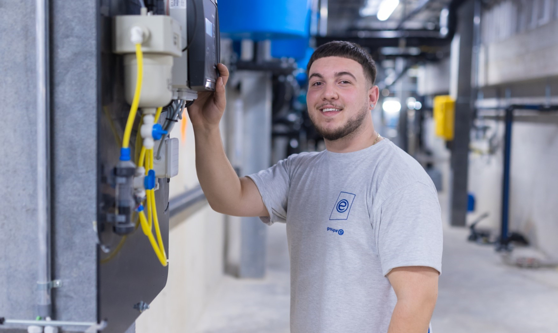 Der Mitarbeiter der Groupe E, der für die Instandhaltung des Schwimmbads in Marly zuständig ist