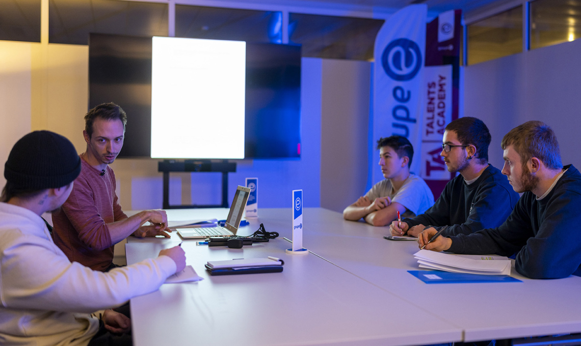 Das Fahrerteam erhält das Briefing von ihrem Trainer