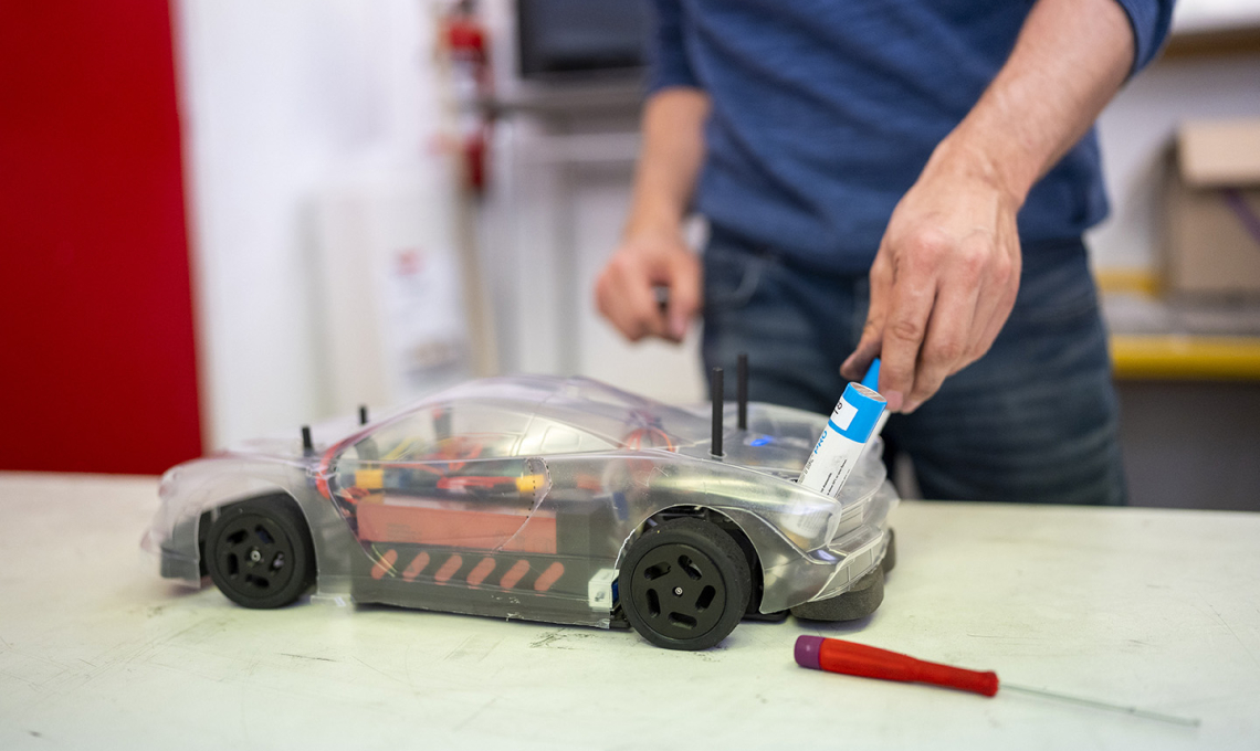 Ein Fahrer betankt sein Rennwagen mit Wasserstoff