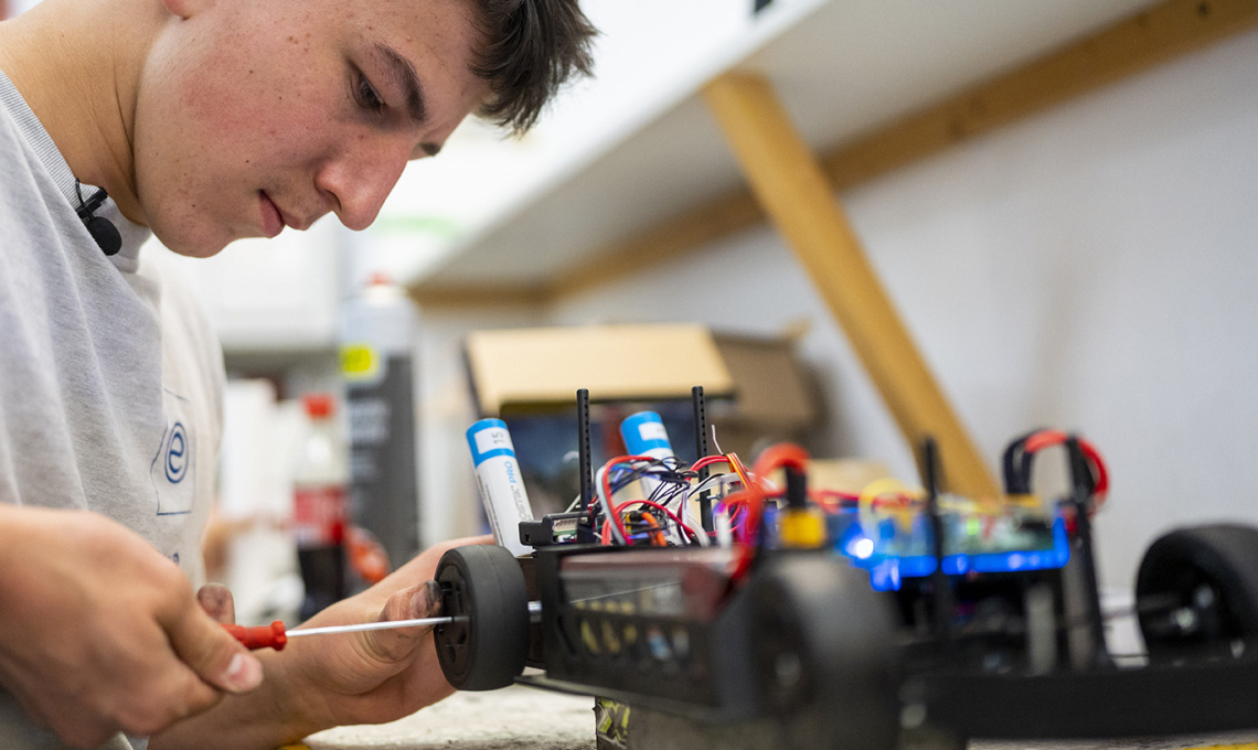 Ein Fahrer montiert ein Rad an seinem Rennwagen
