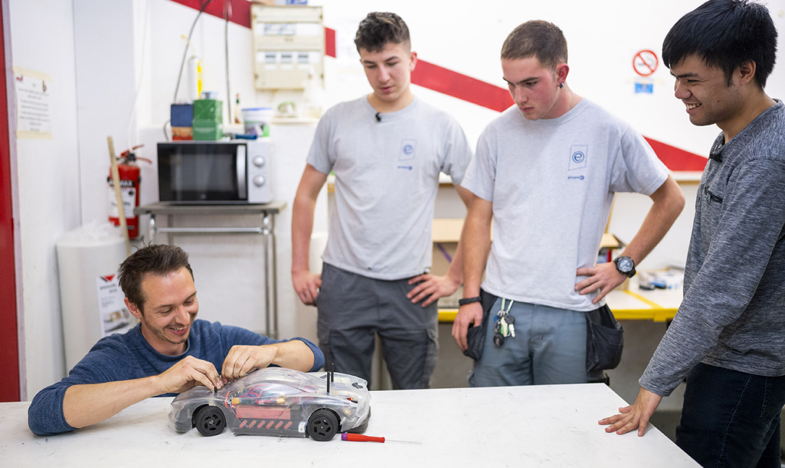 Die Fahrer hören aufmerksam ihrem Trainer zu