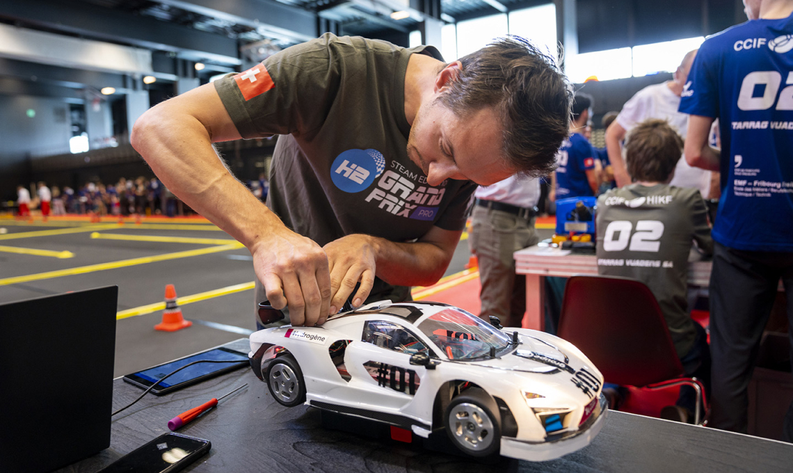 Ein Fahrer bereitet sein Auto für das Rennen vor