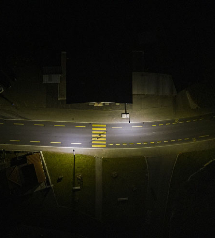 Passage piéton de nuit, photographié depuis le ciel