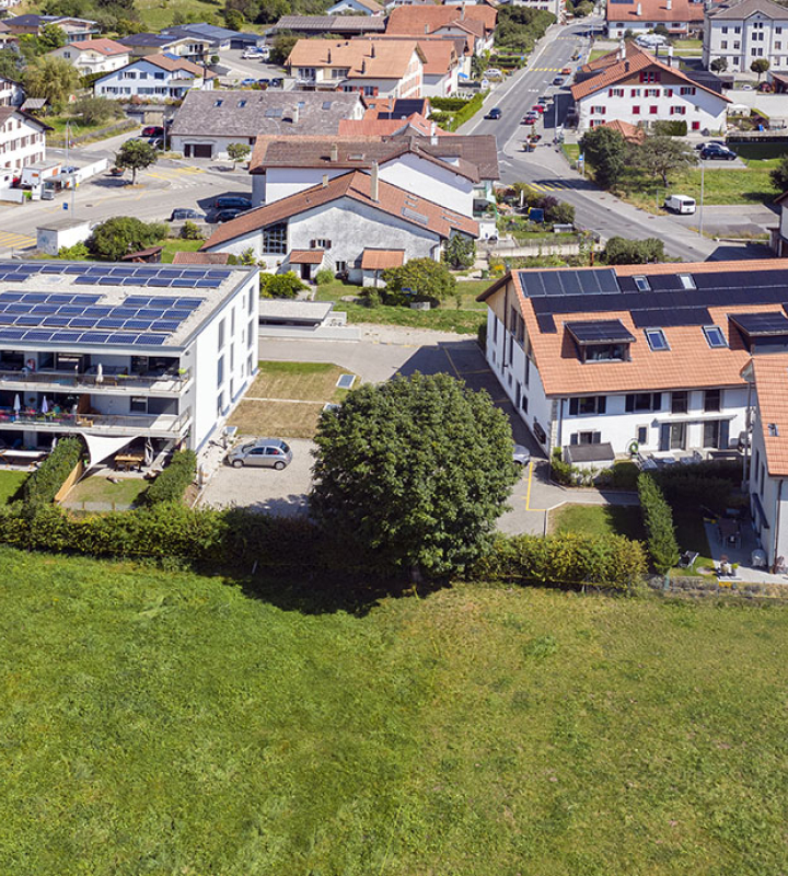 bâtiments équipés de panneaux photovoltaïques installés par Groupe E