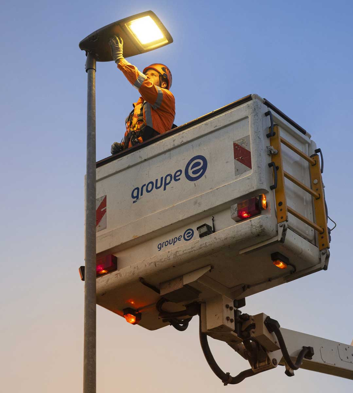 Un électricien de réseau de Groupe E s'occupe de l'éclairage public.