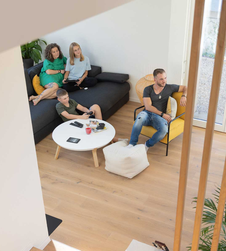 une famille confortablement installée sur son canapé