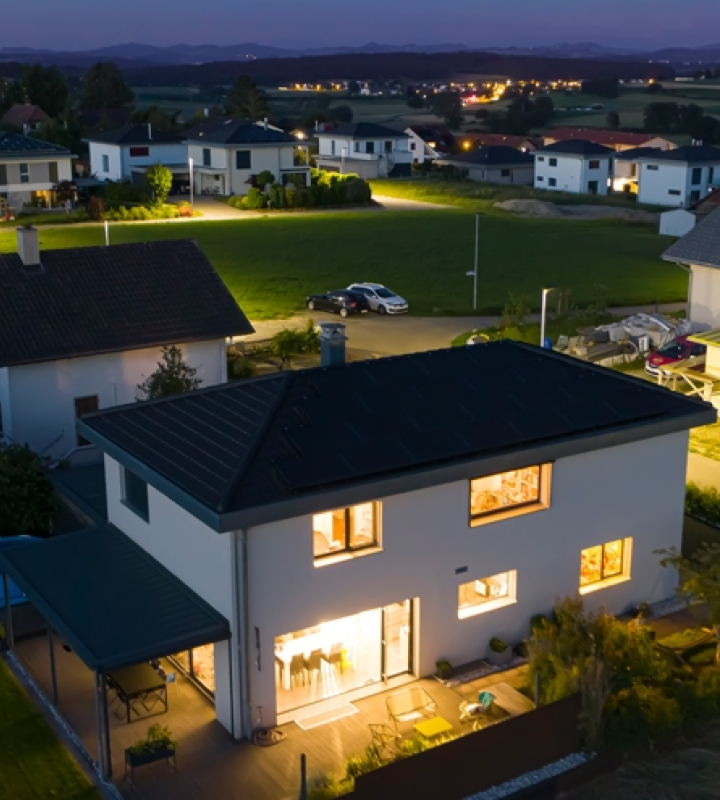 Une villa vue de nuit