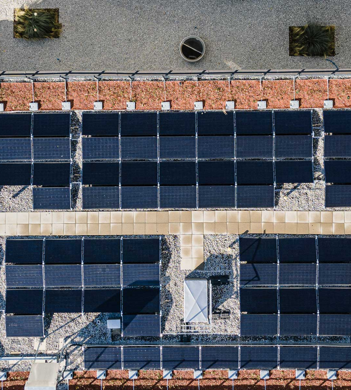 Une vue aérienne d'une installation photovoltaïque réalisée par Groupe E