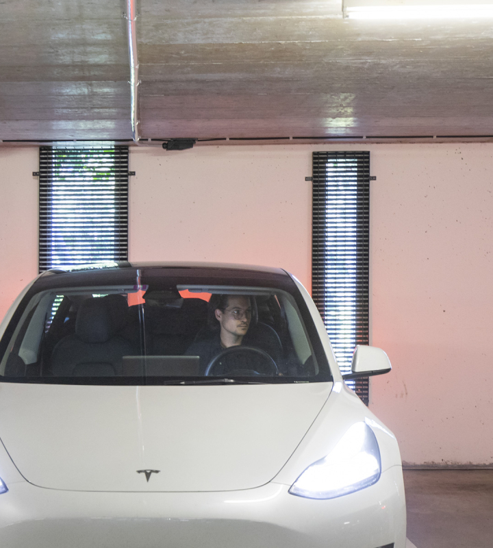 Recharger sa voiture électrique dans un parking équipé de bornes, installées par Groupe E.