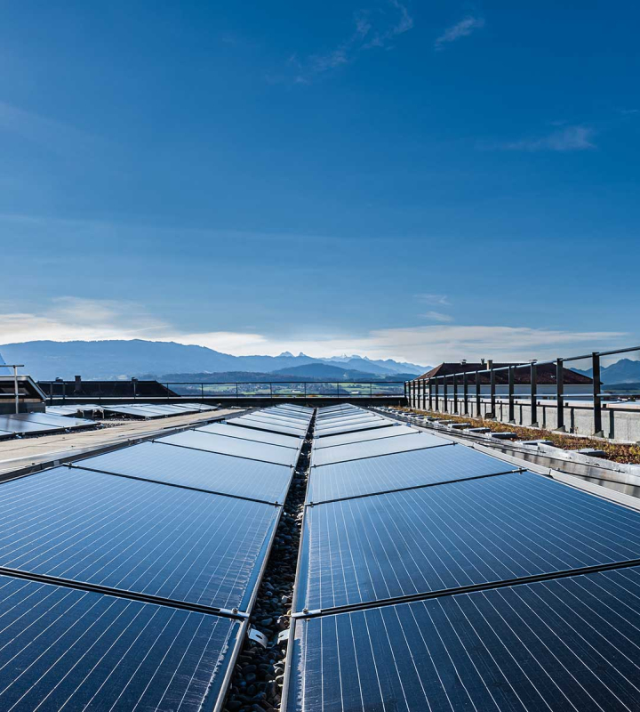 Une installation solaire photovoltaïque installée par Groupe E sur le toit d'une entreprise, à Fribourg.